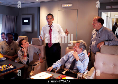 Il presidente Barack Obama i colloqui con la delegazione del Congresso a bordo di Air Force One 19 aprile 2009, durante il volo dal Porto di Spagna, Trinidad di Andrews AFB ,a seguito del Vertice delle Americhe. I partecipanti comprendono: sost. Nydia Velazquez, Sen. Max Baucus. e sost. Sam Farr, destra. Gazzetta White House photo by Pete Souza Foto Stock