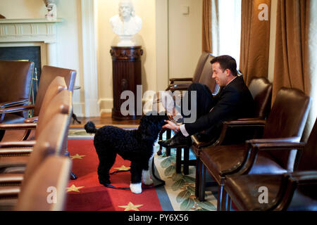 Una casa bianca Vice Direttore dell Ufficio Ovale operazioni Mosteller Brian tenta di proteggere le sue scarpe come suona con Obama cane di famiglia "Bo" nel Cabinet Room alla Casa Bianca il 21 aprile 2009. Gazzetta White House Photo by Pete Souza Foto Stock