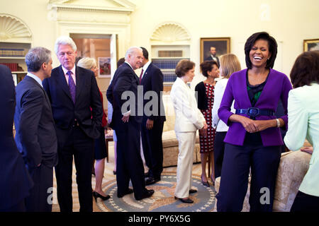 Il presidente Barack Obama, sfondo, e la First Lady Michelle Obama salutare gli ospiti nell'ufficio ovale del 21 aprile 2009, compreso l'ex Presidente Bill Clinton, U.S. Il senatore Edward M. Kennedy, ex prima Signora Rosalynn Carter, centro, insieme al Vice Presidente Joe Biden. Gazzetta White House Photo by Pete Souza Foto Stock