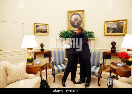 Il presidente Barack Obama abbraccia il segretario degli interni Ken Salazar all Ufficio Ovale 2/4/09. Foto Stock