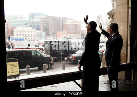 Il presidente Barack Obama e il Primo Ministro canadese Stephen Harper wave a seguito di un arrivo celebrazione sulla Collina del Parlamento di Ottawa in Canada 2/19/09, durante il presidente del primo ufficiale di viaggio all'estero. Gazzetta White House Photo by Pete Souza Foto Stock