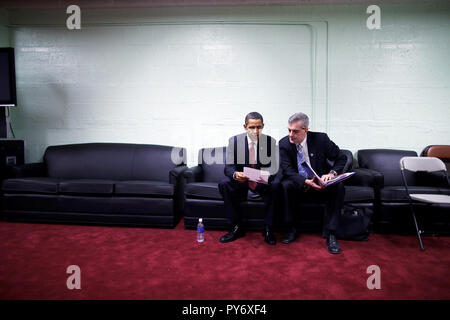 A seguito di un intervento di politica sull'Iraq di Camp Lejeune, North Carolina, il Presidente Barack Obama è informato da Denis McDonough, Vice National Security Advisor, prima di aTV intervista 2/27/09. Gazzetta White House Photo by Pete Souza Foto Stock