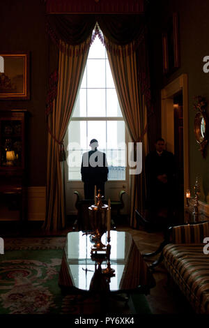 Il presidente Barack Obama si affaccia la camera Verde finestra prima che il "Aperto per domande' virtuale municipio incontro sull'economia nella Sala Est 3/26/09. Gazzetta White House Photo by Pete Souza Foto Stock