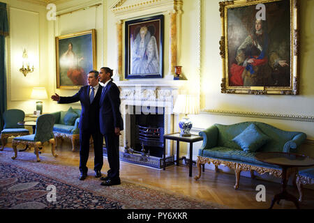 Il presidente Barack Obama è accolto al 10 di Downing Street a Londra per il primo ministro britannico Gordon Brown, 1 aprile 2009. Gazzetta White House Photo by Pete Souza Foto Stock