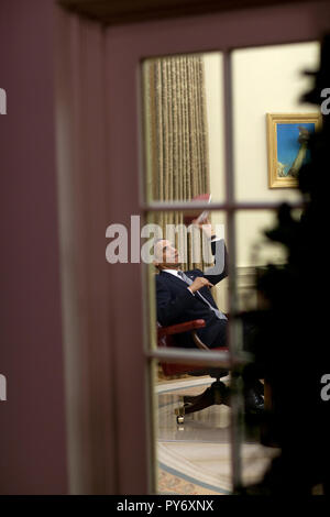 Il presidente Barack Obama gioca con un calcio in ufficio ovale 4/23/09. Gazzetta White House Photo by Pete Souza Foto Stock