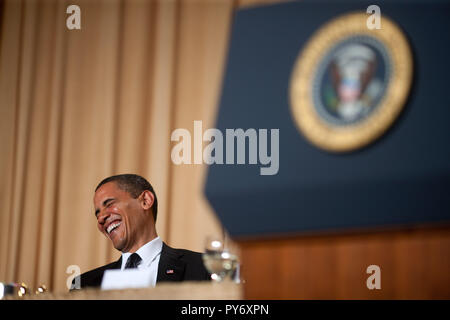 Il presidente Barack Obama reagisce ad un commento fatto alla Casa Bianca corrispondenti Awards cena a Washington, sabato 9 maggio, 2009. Gazzetta White House foto da Lawrence Jackson. Questo ufficiale della Casa Bianca fotografia si è reso disponibile per la pubblicazione da parte di organizzazioni di notizie e/o per uso personale la stampa dal soggetto(s) della fotografia. La fotografia non possono essere manipolati o utilizzati in materiali, pubblicità, prodotti o promozioni che in qualsiasi modo suggeriscono l'omologazione o approvazione del Presidente, la prima famiglia, o la Casa Bianca. Foto Stock