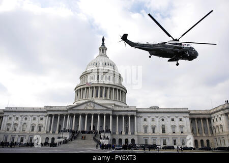 Gli Stati Uniti Marine Corps elicottero che trasporta il Presidente George W Bush si diparte la U.S. Edificio di capitale a conclusione della cerimonia inaugurale per la quarantaquattresima Presidente Barack Obama, Washington, 20 gennaio, 2009.DoD Foto di MC1 Ciad J. McNeeley Foto Stock