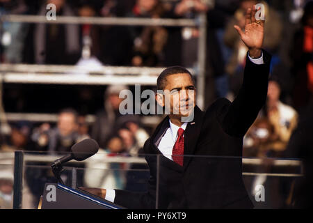 La quarantaquattresima Presidente degli Stati Uniti Barack Obama onde per la folla a conclusione del suo discorso inaugurale, Washington, 20 gennaio, 2009 Foto Stock