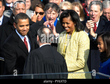 Il presidente Barack Obama scuote le mani con il capo di Giustizia John G. Roberts Jr dopo aver prestato giuramento di office in Washington, 20 gennaio, 2009. DoD foto di Master Sgt. Cecilio Ricardo, U.S. Air Force Foto Stock