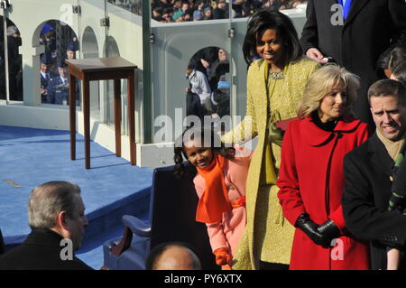 Il presidente eletto Barack Obama la figlia di picchi di Sasha intorno a Michelle Obama come partecipanti arrivano all'U.S. Capitol in Washington, 20 gennaio, 2009. DoD foto di Senior Master Sgt. Thomas Meneguin, U.S. Air Force Foto Stock