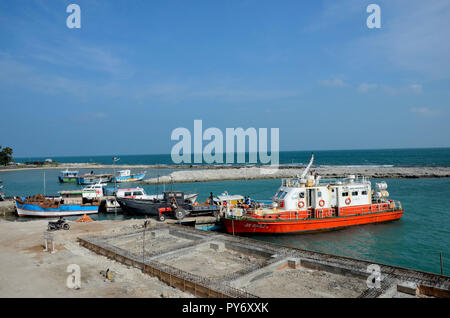 In fase di costruzione del porto con navi a Kurikadduwan penisola di Jaffna nello Sri Lanka Foto Stock