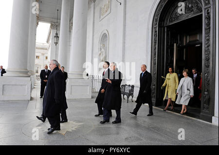 L ex Presidente George W Bush è scortato dal presidente Barack Obama in Stati Uniti Capitol Oriente passi come lui e Laura Bush preparare a decollare in un Marine Corps elicottero in seguito la cinquantaseiesima inaugurazione presidenziale a Washington, 20 gennaio, 2009. DoD foto di Tech. Sgt. Suzanne M. Giorno, U.S. Air Force Foto Stock