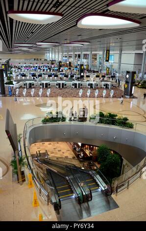 Banchi check in e chioschi elettronici sala partenze dell'Aeroporto Changi di Singapore Foto Stock