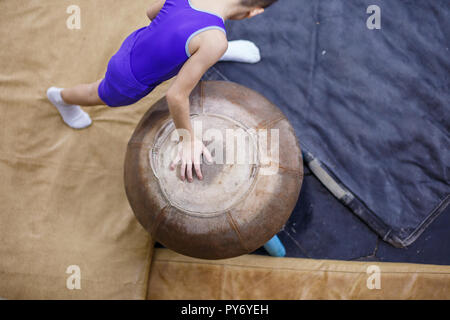 Giovane sportivo di ginnastica formazione sul cavallo a fungo top view image Foto Stock