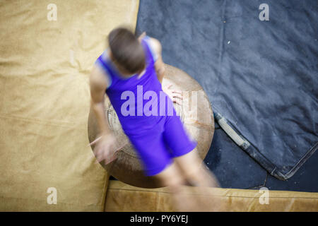 Giovane sportivo di ginnastica formazione sul cavallo a fungo top view image Foto Stock