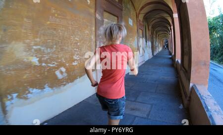 San Luca Santuario archway: la più lunga del mondo che porta a Bologna centro città in Italia. Foto Stock