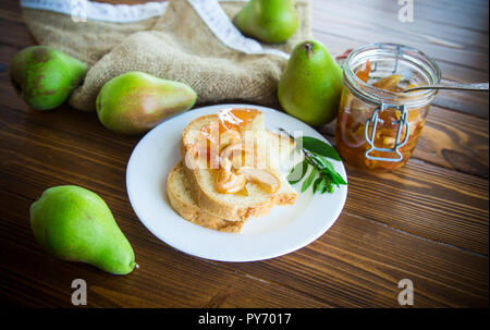 Pezzi di pane con dolci fatti in casa a base di marmellata di frutta da pere e mele in una piastra Foto Stock