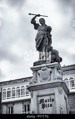 La Coruña, La Coruña Provincia, Galizia, Spagna. Plaza de Maria Pita, o Maria Pita Square. Statua di galiziano eroina Maria Pita che, nel 1589, ha contribuito a r Foto Stock