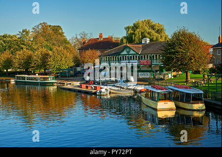 Stratford upon Avon e la vecchia casa in barca sul fiume Avon su un pomeriggio autunnale, con imbarcazioni da diporto ormeggiate alla fine della stagione Foto Stock