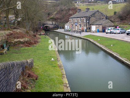 Approccio all'entrata del tunnel Stanedge vicino a Marsden nel West Yorkshire Foto Stock