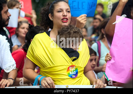 Rio de Janeiro - Settembre 29, 2018: mamme scendono in strada per protestare contro di estrema destra Bolsonaro candidato una settimana prima del voto presidenziale Foto Stock