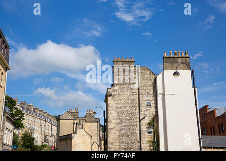 Roofline, guardando a nord fino Walcot Street, Bath, Somerset Foto Stock