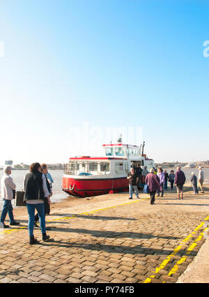 La gente lo sbarco mentre altri attesa di imbarcarsi sul Fleetwood per nodo fine in mare sulle navi traghetto per trasporto Knott fine uno scalo. Lancashire England Regno Unito Foto Stock