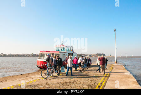 La gente lo sbarco mentre altri attesa di imbarcarsi sul Fleetwood per nodo fine in mare sulle navi traghetto per trasporto Knott fine uno scalo. Lancashire England Regno Unito Foto Stock