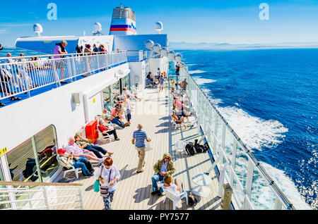 Traghetto che naviga in direzione di Portsmouth, in background Santander. Santander, Cantabria, Spagna, Europa Foto Stock