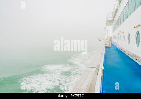 Navigazione con nebbia. Canale in inglese in prossimità del Solent. Traghetto che naviga in direzione di Portsmouth, in barca a vela nel Golfo di Biscaglia. Brittany Ferries. Europa Foto Stock