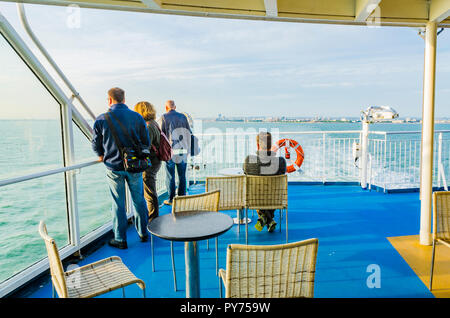 Traghetto che naviga in direzione di Santander, in background di Portsmouth. Portsmouth, Hampshire, Inghilterra, Regno Unito, Gran Bretagna, Europa Foto Stock