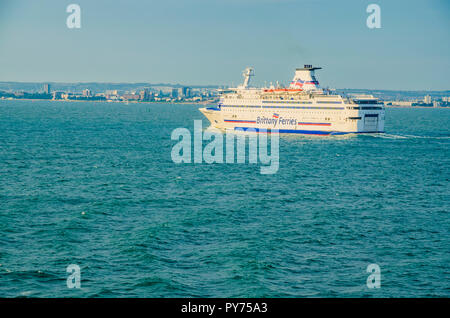 La Bretagne traghetto dalla Bretagna Traghetti compagnia di navigazione a vela per il porto di Portsmouth.Portsmouth, Hampshire, Inghilterra, Regno Unito, Gran Bretagna, Europ Foto Stock