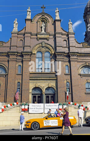 La chiesa del Santo Rosario in stile barocco sulla Mayfield Road nel quartiere Little Italy durante la festa dell'assunzione l'8 ottobre 2018 Foto Stock