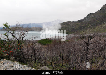 Circolare tempesta di vento appare sopra l acqua nel Parco Nazionale di Torres del Paine Cile Foto Stock