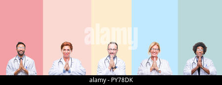 Collage di professionisti medici su strisce colorate sfondo isolato a pregare con le mani insieme per chiedere perdono a sorridere fiducioso. Foto Stock