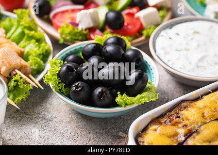 Olive nere e piatti greci tradizionali Foto Stock