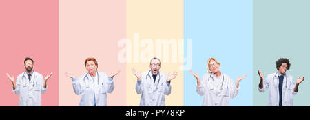 Collage di professionisti medici su strisce colorate sfondo isolato clueless e espressione confusa con le braccia e le mani alzate. Concetto di dubbio. Foto Stock