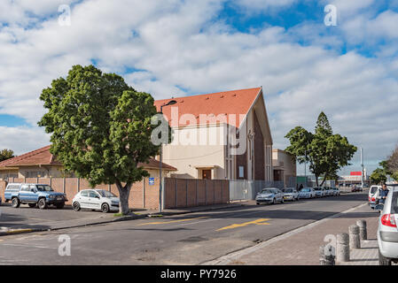 GOODWOOD, SUD AFRICA, 14 agosto 2018: una scena di strada con la Chiesa Presbiteriana in Goodwood nella provincia del Capo occidentale Foto Stock