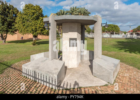 GOODWOOD, SUD AFRICA, 14 agosto 2018: un monumento in onore dei membri della comunità di Goodwood morto nel servizio militare Foto Stock