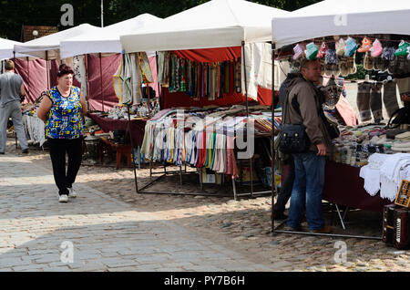 Tessuti prodotti in vendita in un mercato di strada. Vyborg Vyborgsky distretto, l'oblast di Leningrado, Russia, Federazione russa Foto Stock