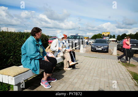 Donna russa a vendere i prodotti ai turisti. Vyborg Vyborgsky distretto, l'oblast di Leningrado, Russia, Federazione russa Foto Stock