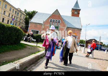 Donna russa a vendere i prodotti ai turisti. Vyborg Vyborgsky distretto, l'oblast di Leningrado, Russia, Federazione russa Foto Stock