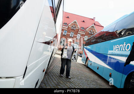 Donna russa a vendere i prodotti ai turisti. Vyborg Vyborgsky distretto, l'oblast di Leningrado, Russia, Federazione russa Foto Stock