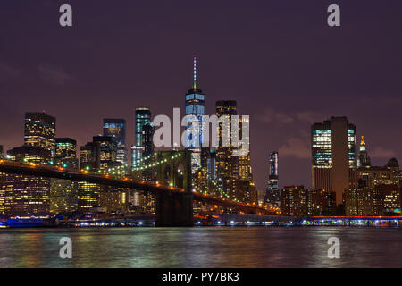 New York skyline di Manhattan e Brooklyn Bridge di notte Foto Stock