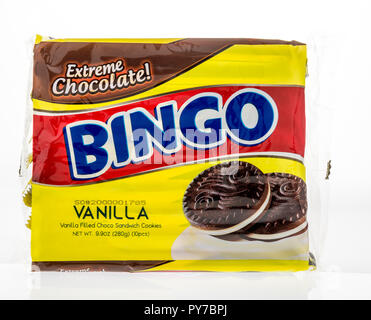 Winneconne, WI - 7 Ottobre 2018: un pacchetto Bingo extreme cioccolato riempita di vaniglia cookies sandwich isolato su un background. Foto Stock
