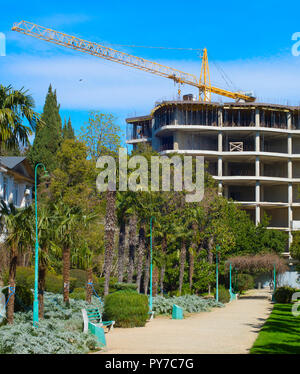 Sito in costruzione di un moderno edificio di appartamenti in un parco. Crimea, Ucraina Foto Stock