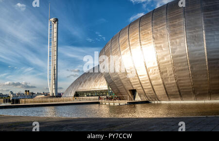 Il Glasgow Science Centre & Tower, sul fiume Clyde, Glasgow, Scotland, Regno Unito Foto Stock