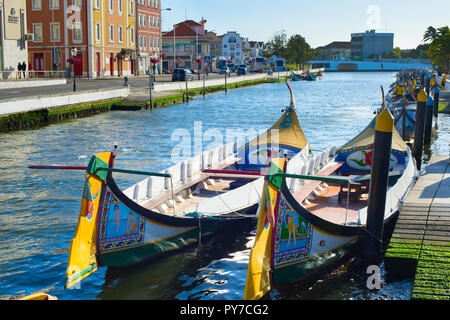 AVEIRO, Portogallo - Luglio 01, 2017: Tradizionale Moliceiro barche sul principale canale della città di Aveiro, Portogallo in un giorno di estate Foto Stock