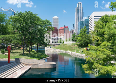 Skyline della città nel centro cittadino di Omaha, Nebraska lungo il gene Leahy Mall Foto Stock