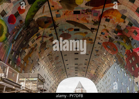 Rotterdam, Paesi Bassi - 16 July, 2016: La Markthal (Market Hall) è una zona residenziale e di uffici con un mercato hall, situato a Rotterdam. Il Foto Stock